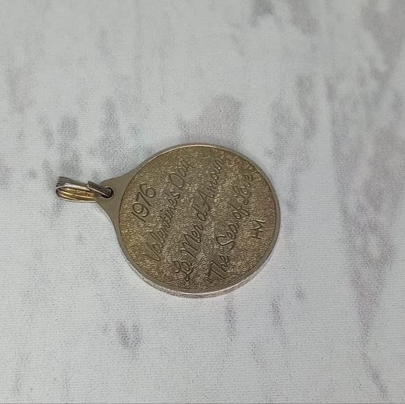 HM 1976 Valentine's Day Medallion Pendant - Picture 2 of 11